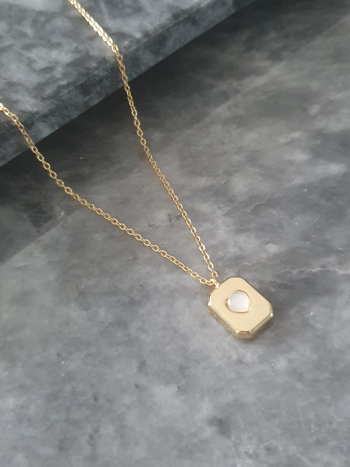 BS-16 Beyaz Kalp Detaylı Dikdörtgen Kolye