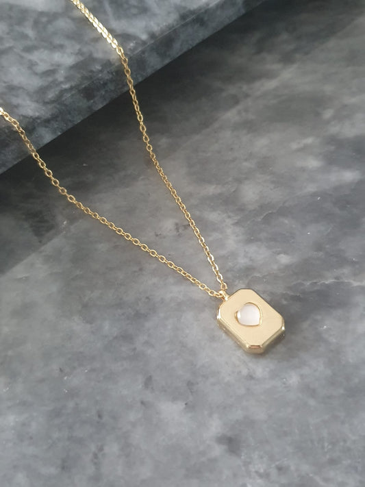 BS-16 Beyaz Kalp Detaylı Dikdörtgen Kolye