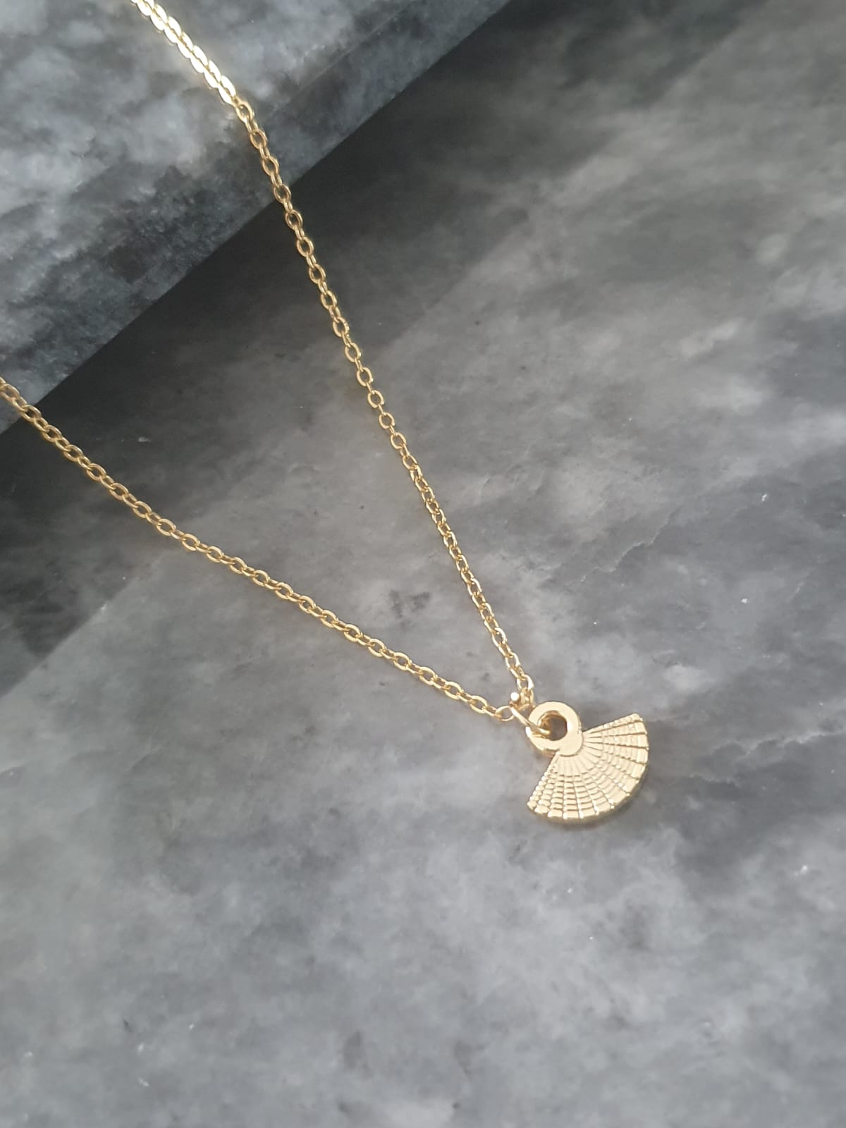 BS-13 Yelpaze Motifli Kolye