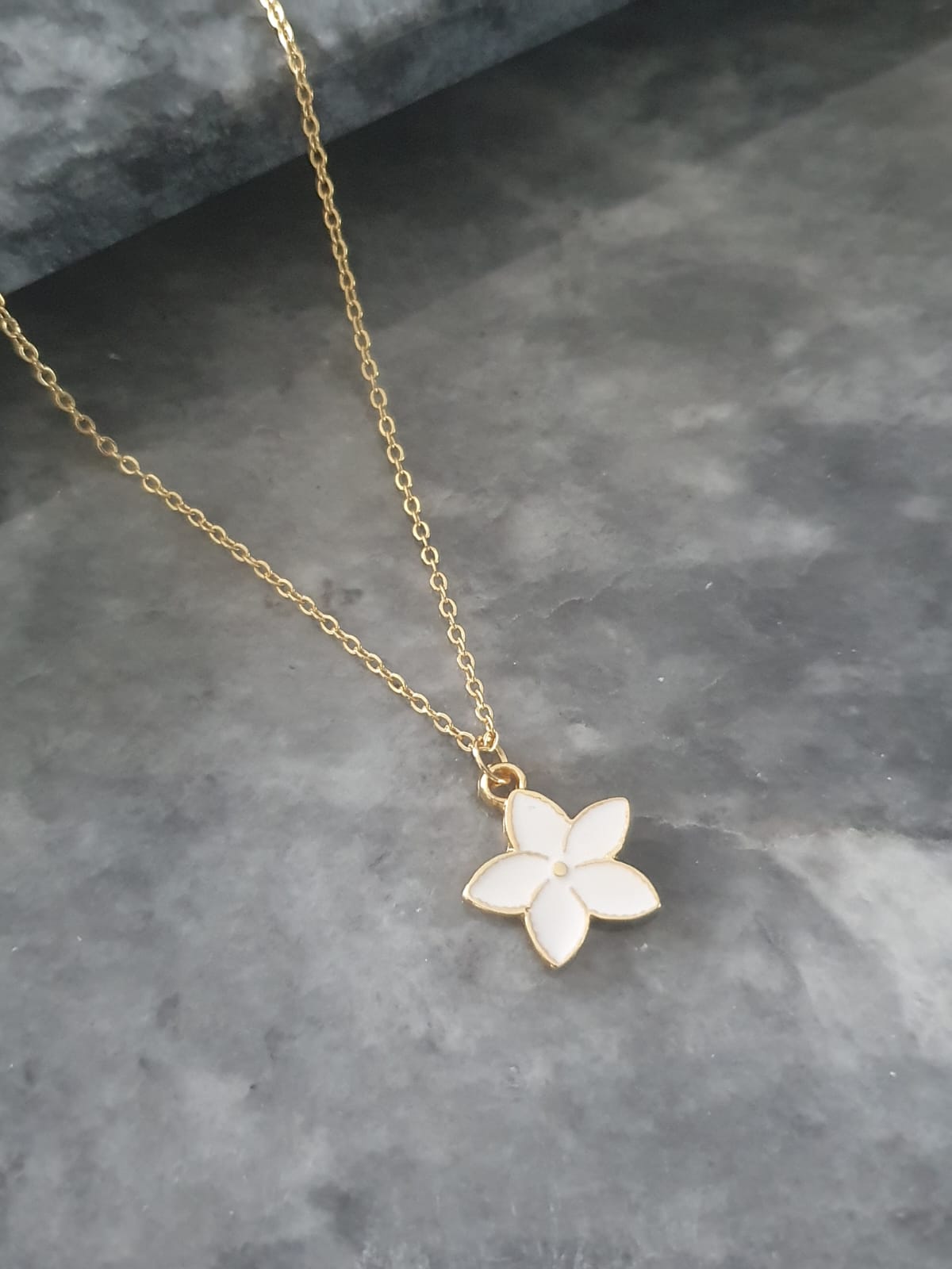 BS-4 Beyaz Çiçek Kolye